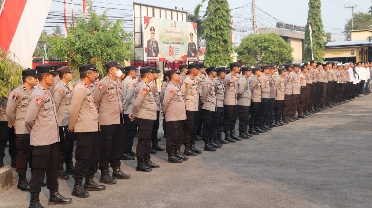Kapolresta Palangka Raya Kombes Pol Dedy Supriadi, S.I.K., M.H. memimpin apel pagi personel di Markas Komando (Mako) sebagai sarana untuk menyampaikan arahan dan penekanan dalam pelaksanaan tugas kepolisian.