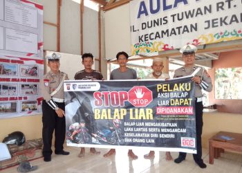Unit Kamsel Satlantas saat menyampaikan pendidikan masyarakat lalu lintas (dikmas lantas) kepada warga di kawasan Jalan Duwis Tuwan, Kota Palangka Raya, Kalimantan Tengah, Rabu (19/8/2026) siang.
