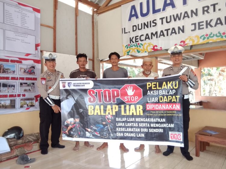 Unit Kamsel Satlantas saat menyampaikan pendidikan masyarakat lalu lintas (dikmas lantas) kepada warga di kawasan Jalan Duwis Tuwan, Kota Palangka Raya, Kalimantan Tengah, Rabu (19/8/2026) siang.