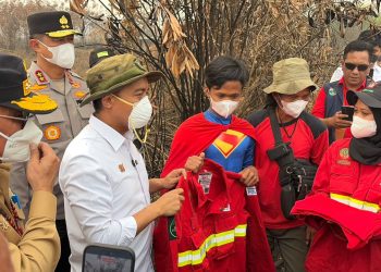 Kapolda Kalimantan Tengah Irjen Pol Iwan Kurniawan bersama Gubernur Kalteng Agustiar Sabran dan Forkopimda mendampingi Menteri Kehutanan Raja Juli Antoni meninjau kebakaran hutan dan lahan (karhutla) di Desa Tumbang Nusa, Kabupaten Pulang Pisau dan Kelurahan Petuk Ketimpun, Kota Palangka Raya, Rabu (19/8/2026).