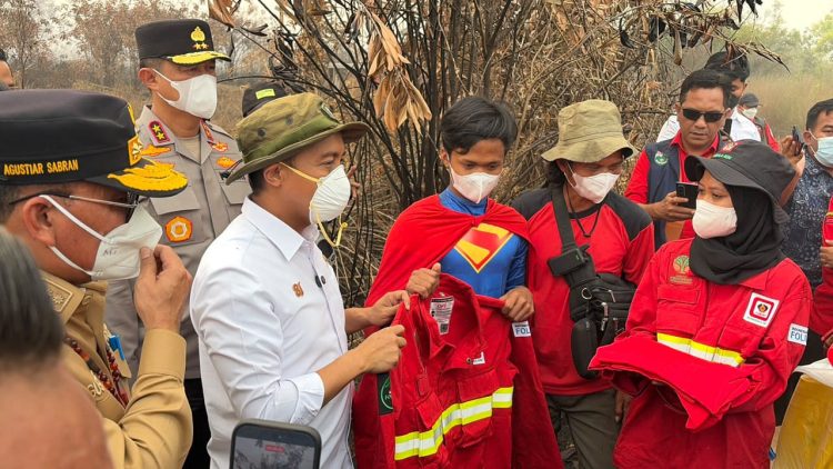 Kapolda Kalimantan Tengah Irjen Pol Iwan Kurniawan bersama Gubernur Kalteng Agustiar Sabran dan Forkopimda mendampingi Menteri Kehutanan Raja Juli Antoni meninjau kebakaran hutan dan lahan (karhutla) di Desa Tumbang Nusa, Kabupaten Pulang Pisau dan Kelurahan Petuk Ketimpun, Kota Palangka Raya, Rabu (19/8/2026).