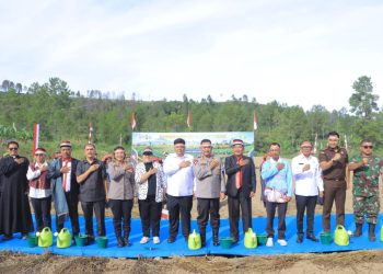 Kapolda Sumatera Utara Irjen Pol. Whisnu Hermawan Februanto, S.I.K., M.H., memimpin penanaman bawang putih serentak dalam rangka mendukung Program Percepatan Swasembada Bawang Putih Tahun Anggaran 2026 di Desa Maduma, Kecamatan Simanindo, Kabupaten Samosir, Rabu (19/8/2026).