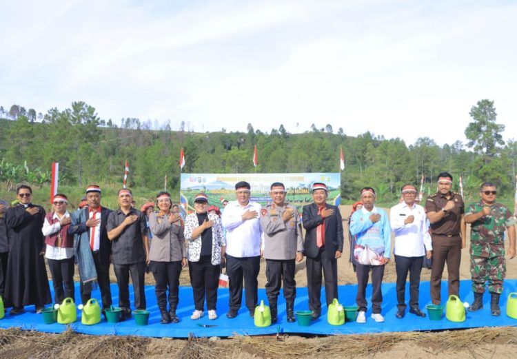 Kapolda Sumatera Utara Irjen Pol. Whisnu Hermawan Februanto, S.I.K., M.H., memimpin penanaman bawang putih serentak dalam rangka mendukung Program Percepatan Swasembada Bawang Putih Tahun Anggaran 2026 di Desa Maduma, Kecamatan Simanindo, Kabupaten Samosir, Rabu (19/8/2026).