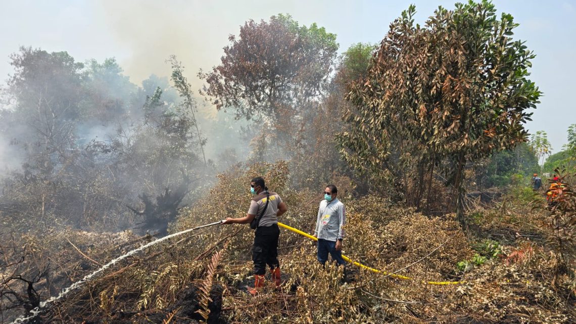 Personel Polsek Pahandut melakukan pengecekan titik hotspot di kawasan Jalan Langkai Permai 1, Kelurahan Langkai. Pengecekan dilakukan setelah terpantau adanya asap tebal dan api yang membakar lahan.