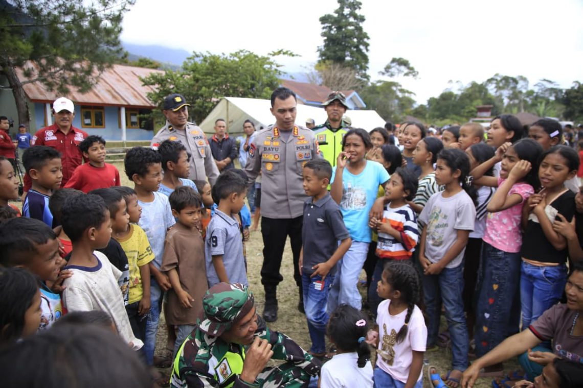 Kasatgas Humas Ops Aman Nusa II Penanggulangan Bencana NTT, Kombes Pol Bayu Suseno, menyambangi anak-anak di SD Inpres Robo, Nusa Tenggara Timur. Jum, at 21/8/2026.