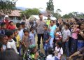 Kasatgas Humas Ops Aman Nusa II Penanggulangan Bencana NTT, Kombes Pol Bayu Suseno, menyambangi anak-anak di SD Inpres Robo, Nusa Tenggara Timur. Jum, at 21/8/2026.