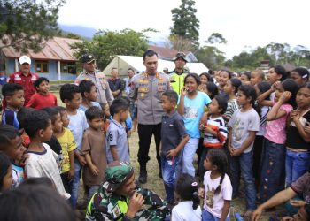 Kasatgas Humas Ops Aman Nusa II Penanggulangan Bencana NTT, Kombes Pol Bayu Suseno, menyambangi anak-anak di SD Inpres Robo, Nusa Tenggara Timur. Jum, at 21/8/2026.