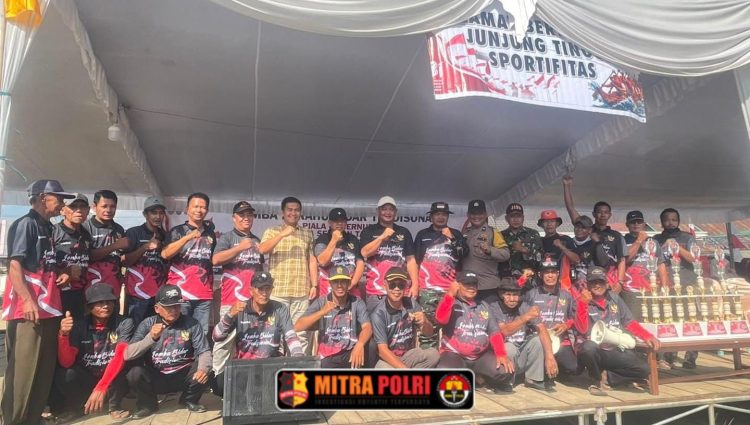 Kapolsek Tanjung Raja AKP Sondi Fraguna bersama Kepala Seksi Intelijen Kejaksaan Negeri (Kejari) Ogan Ilir Yupran Susanto menghadiri perlombaan Perahu Bidar Tradisional Piala Gubernur Sumatera Selatan di Sungai Ogan, Desa Talang Balai Baru II, Kecamatan Tanjung Raja, Kabupaten Ogan Ilir, Sabtu (22/8/2026).