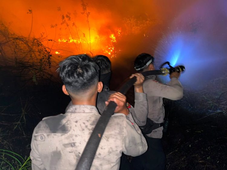 Personel Direktorat Samapta (Ditsamapta) Polda Kalimantan Tengah bergerak cepat memadamkan kebakaran lahan yang nyaris merembet ke permukiman warga di Jalan Danau Rangas, Kelurahan Bukit Tunggal, Kecamatan Jekan Raya, Kota Palangka Raya, Sabtu (22/8/2026) dini hari.