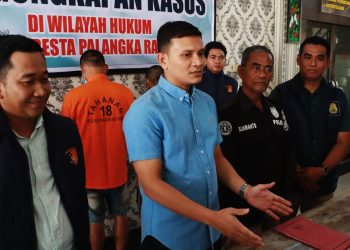 Kasatreskrim Polresta Palangka Raya Kompol Eka Palti Arie Putra Hutagaol, mewakili Kapolda Kalteng Irjen Pol Iwan Kurniawan, saat konferensi pers di Lobi Mapolresta Palangka Raya, Sabtu (22/8/2026).