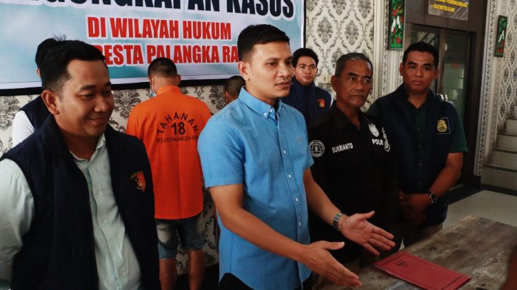Kasatreskrim Polresta Palangka Raya Kompol Eka Palti Arie Putra Hutagaol, mewakili Kapolda Kalteng Irjen Pol Iwan Kurniawan, saat konferensi pers di Lobi Mapolresta Palangka Raya, Sabtu (22/8/2026).