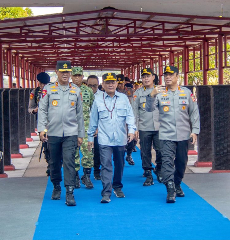 Kapolda Kalimantan Tengah (Kalteng) Irjen Pol Iwan Kurniawan bersama Gubernur H. Agustiar Sabran dan jajaran Forkopimda menyambut kunjungan kerja Wakapolri Komjen Pol Dedi Prasetyo dan Kepala Staf Angkatan Darat (KASAD) Jenderal TNI Maruli Simanjuntak di Bandara Tjilik Riwut, Palangka Raya, Sabtu (22/8/2026).