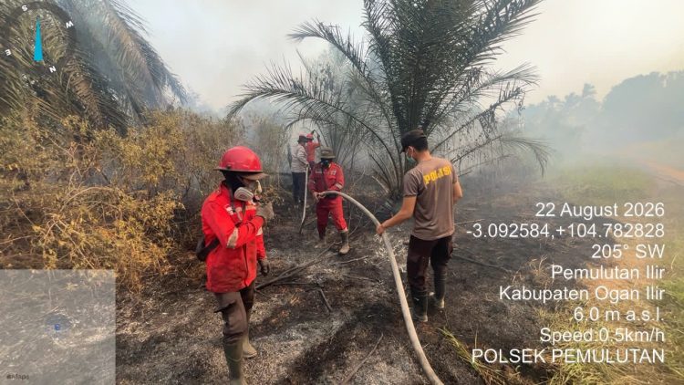 Upaya penanganan kebakaran hutan dan lahan (Karhutla) kembali dilakukan secara intensif oleh jajaran Polres Ogan Ilir bersama tim gabungan di Desa Pemulutan Ilir, Kecamatan Pemulutan, Kabupaten Ogan Ilir, Sabtu (22/8/2026).