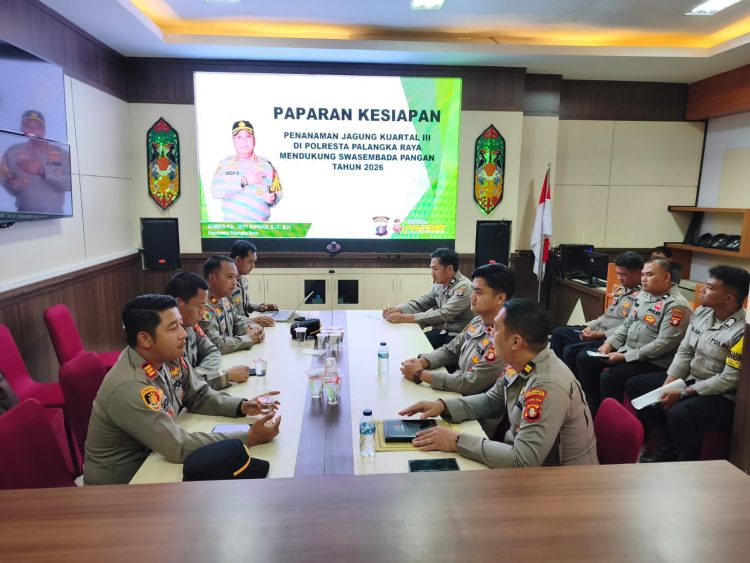 Kegiatan berlangsung di Ruang Command Center Mapolresta Palangka Raya dengan diikuti personel Posko Ketahanan Pangan, para Kapolsek jajaran, serta operator ketahanan pangan.