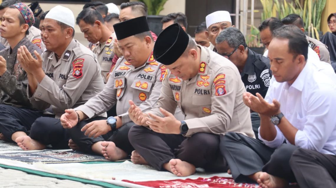 Salat Istisqa digelar di markas komando (mako)-nya, Jalan Tjilik Riwut Km. 3,5, Kota Palangka Raya, Kalimantan Tengah, yang dihadiri oleh Kapolresta, Kombes Pol. Dedy Supriadi, S.I.K., M.H. bersama Wakapolresta dan para personel beragama Islam, Senin (24/8/2026) pagi.