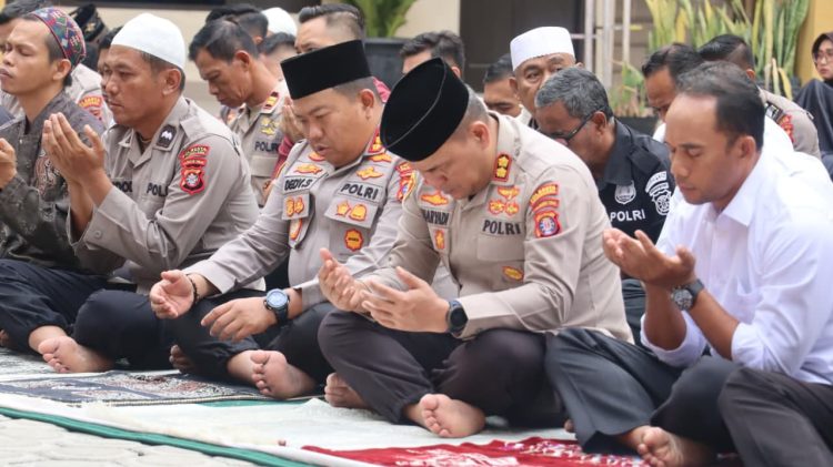 Salat Istisqa digelar di markas komando (mako)-nya, Jalan Tjilik Riwut Km. 3,5, Kota Palangka Raya, Kalimantan Tengah, yang dihadiri oleh Kapolresta, Kombes Pol. Dedy Supriadi, S.I.K., M.H. bersama Wakapolresta dan para personel beragama Islam, Senin (24/8/2026) pagi. 