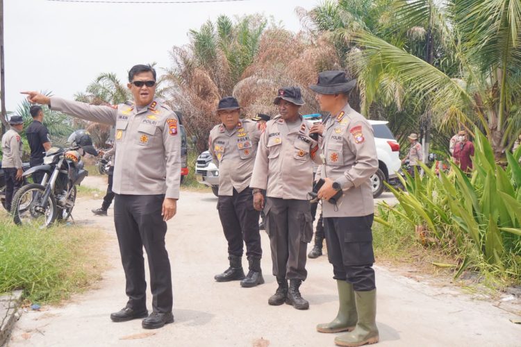 Kapolda Kalimantan Tengah Irjen Pol. Iwan Kurniawan, S.I.K., M.Si., bersama Dansatbrimob Polda Kalteng Kombes Pol. Dieno Hendro Widodo, S.I.K., M.H., PJU Polda Kalteng, personel gabungan Satbrimob Polda Kalteng dan Ditsamapta Polda Kalteng serta tim relawan melaksanakan patroli dan pemantauan Karhutla di sejumlah wilayah Kota Palangka Raya, Senin (24/8/2026).