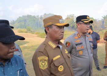 Kapolres Seruyan AKBP Beddy Suwendi, S.H., S.I.K. bersama Bupati Seruyan serta sejumlah SOPD terkait turun ke lokasi untuk memantau perkembangan situasi, Senin (24/8/2026)
