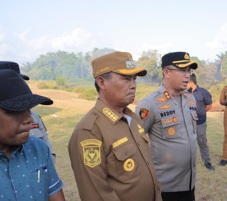 Kapolres Seruyan AKBP Beddy Suwendi, S.H., S.I.K. bersama Bupati Seruyan serta sejumlah SOPD terkait turun ke lokasi untuk memantau perkembangan situasi, Senin (24/8/2026)