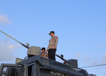 Kapolres Seruyan AKBP Beddy Suwendi, S.H., S.I.K. turun langsung memimpin proses penyiraman dan pendinginan di sekitar lokasi kebakaran. Dalam upaya tersebut, water cannon dikerahkan untuk membantu membasahi area yang sebelumnya terdampak api, terutama bagian yang berada dekat dengan pemukiman warga.