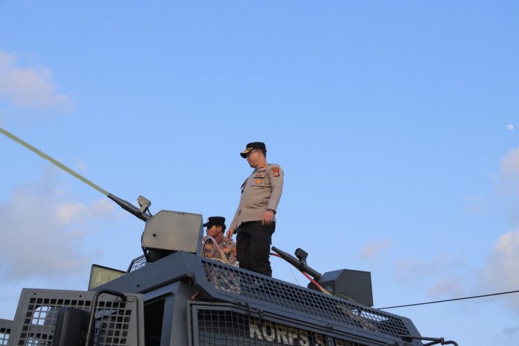 Kapolres Seruyan AKBP Beddy Suwendi, S.H., S.I.K. turun langsung memimpin proses penyiraman dan pendinginan di sekitar lokasi kebakaran. Dalam upaya tersebut, water cannon dikerahkan untuk membantu membasahi area yang sebelumnya terdampak api, terutama bagian yang berada dekat dengan pemukiman warga.