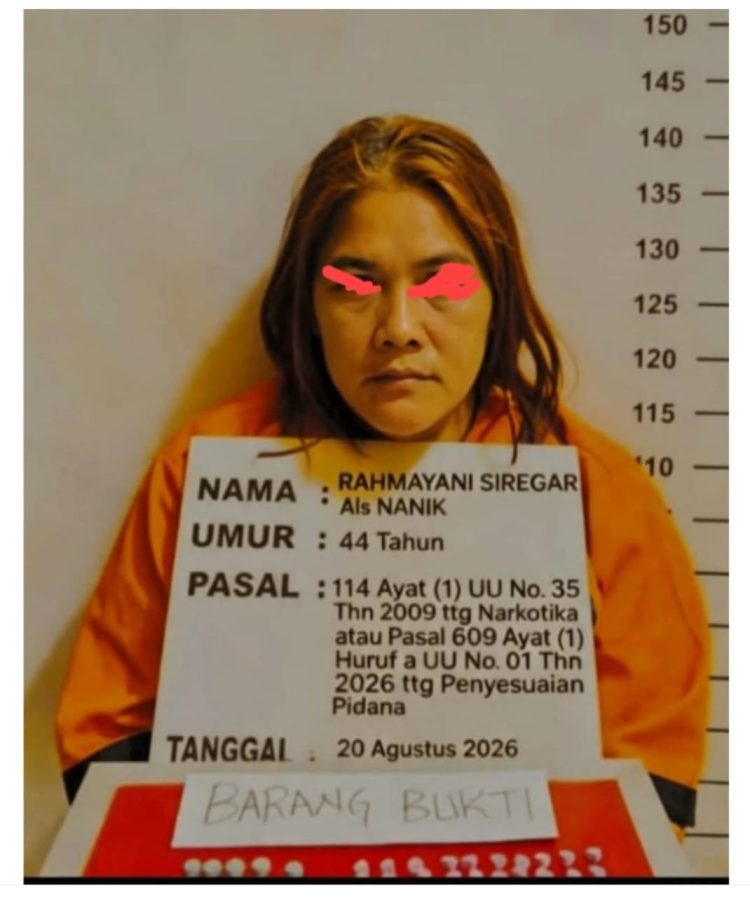 Tersangka yang diamankan adalah RS alias Nanik (44 tahun), warga Rantauprapat. Dari penggeledahan yang dilakukan, petugas menyita barang bukti berupa: 65 butir pil ekstasi merek Butterfly berwarna hijau, 15 butir pil ekstasi merek Superman berwarna merah muda, 1 unit telepon genggam merek Oppo berwarna ungu, serta 1 buah plastik klip dan 1 buah kantong kresek berwarna merah.