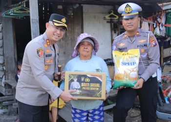 Kapolres Seruyan AKBP Beddy Suwendi, S.H., S.I.K., didampingi Ketua Bhayangkari Cabang Seruyan Ny. Putri Beddy, Kasat Lantas Polres Seruyan, Bhabinkamtibmas serta pengurus Bhayangkari Cabang Seruyan, menyerahkan bantuan sosial kepada warga kurang mampu di Desa Kartika Bakti, Kecamatan Seruyan Hilir Timur, Kabupaten Seruyan, Selasa (25/8/2026) sekitar pukul 16.00 WIB.