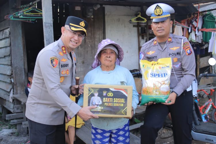 Kapolres Seruyan AKBP Beddy Suwendi, S.H., S.I.K., didampingi Ketua Bhayangkari Cabang Seruyan Ny. Putri Beddy, Kasat Lantas Polres Seruyan, Bhabinkamtibmas serta pengurus Bhayangkari Cabang Seruyan, menyerahkan bantuan sosial kepada warga kurang mampu di Desa Kartika Bakti, Kecamatan Seruyan Hilir Timur, Kabupaten Seruyan, Selasa (25/8/2026) sekitar pukul 16.00 WIB.