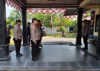 Kapolsek Rakumpit memimpin apel pagi yang diikuti seluruh personel di halaman Mako Polsek Rakumpit sebagai bentuk kesiapan pelaksanaan tugas sekaligus penyampaian arahan kepada anggota.