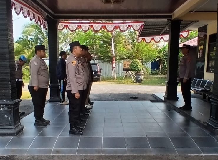 Kapolsek Rakumpit memimpin apel pagi yang diikuti seluruh personel di halaman Mako Polsek Rakumpit sebagai bentuk kesiapan pelaksanaan tugas sekaligus penyampaian arahan kepada anggota.