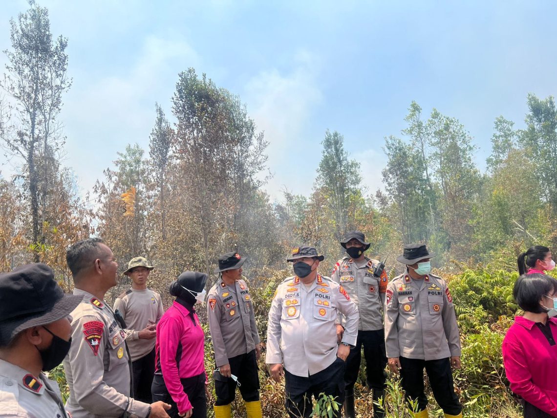 Kapolresta Palangka Raya Kombes Pol Dedy Supriadi, S.I.K., M.H. memberikan arahan kepada personel yang tergabung dalam pasukan pengendalian kebakaran hutan dan lahan (Dalkarhutla).