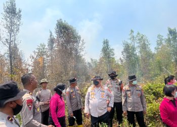 Kapolresta Palangka Raya Kombes Pol Dedy Supriadi, S.I.K., M.H. memberikan arahan kepada personel yang tergabung dalam pasukan pengendalian kebakaran hutan dan lahan (Dalkarhutla).