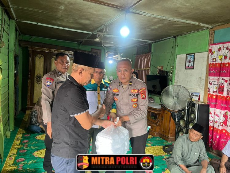 Melalui kegiatan Jumat Berbagi, personel Satbinmas Polres Ogan Ilir bersama BAZNAS Kabupaten Ogan Ilir menyambangi sekaligus menyalurkan bantuan kepada warga korban kebakaran di Desa Pulau Semambu, Kecamatan Indralaya Utara, Jumat (28/8/2026).