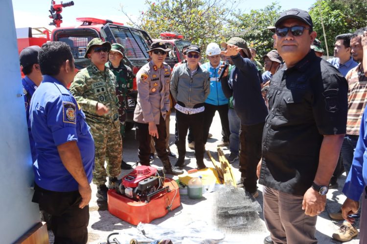 Polres Dairi bersama unsur Forkopimda dan instansi terkait menggelar Apel Kesiapan dan Pengecekan Peralatan Sarana dan Prasarana (Sarpras), yang dilanjutkan dengan simulasi pemadaman kebakaran hutan dan lahan.