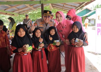 Bantuan sosial tersebut diserahkan langsung oleh Kapolres Seruyan AKBP Beddy Suwendi, S.H., S.I.K., didampingi Wakapolres Seruyan Kompol Syaifullah, S.H., M.H., Ketua dan pengurus Bhayangkari Cabang Seruyan, serta para Pejabat Utama Polres Seruyan.