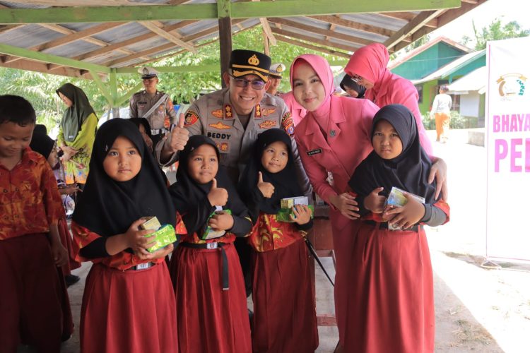 Bantuan sosial tersebut diserahkan langsung oleh Kapolres Seruyan AKBP Beddy Suwendi, S.H., S.I.K., didampingi Wakapolres Seruyan Kompol Syaifullah, S.H., M.H., Ketua dan pengurus Bhayangkari Cabang Seruyan, serta para Pejabat Utama Polres Seruyan.