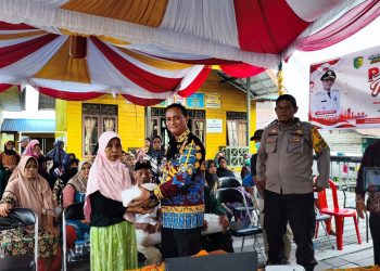 Bhabinkamtibmas Kelurahan Bereng Bengkel Polsek Sabangau menghadiri kegiatan pasar murah yang digelar dalam rangka memperingati Hari Kemerdekaan RI Ke-81 di Aula Basara, Kecamatan Sabangau.