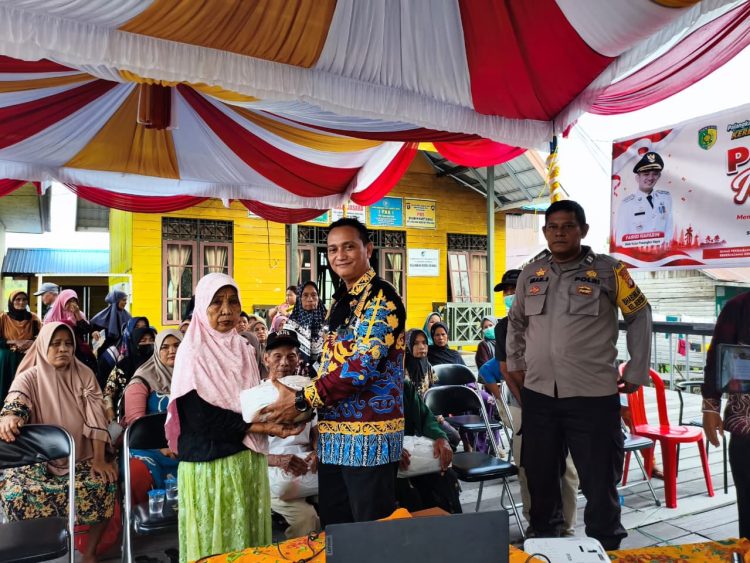 Bhabinkamtibmas Kelurahan Bereng Bengkel Polsek Sabangau menghadiri kegiatan pasar murah yang digelar dalam rangka memperingati Hari Kemerdekaan RI Ke-81 di Aula Basara, Kecamatan Sabangau.