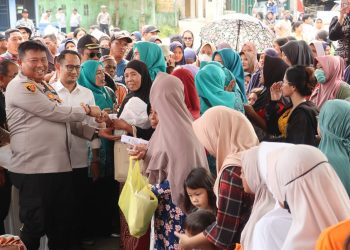 Kapolresta Palangka Raya Kombes Pol Dedy Supriadi, S.I.K., M.H. menghadiri kegiatan pasar murah yang diselenggarakan Pemerintah Kota Palangka Raya di kawasan Pasar Besar.