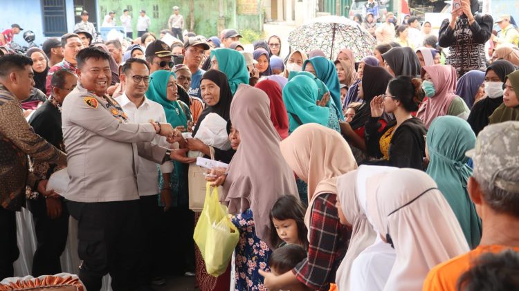 Kapolresta Palangka Raya Kombes Pol Dedy Supriadi, S.I.K., M.H. menghadiri kegiatan pasar murah yang diselenggarakan Pemerintah Kota Palangka Raya di kawasan Pasar Besar.
