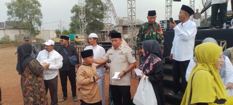 Pembagian Santunan Kades Didampingi H.Deden