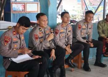 Personel BKO Satgas Edukasi Penanggulangan Kebakaran Hutan dan Lahan (Karhutla) Lemdiklat Polri melaksanakan kegiatan edukasi kepada masyarakat di kawasan Pelabuhan Rambang, Kota Palangka Raya.