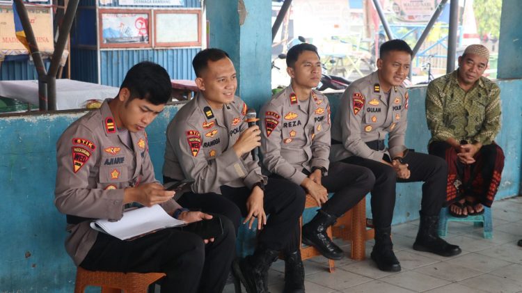 Personel BKO Satgas Edukasi Penanggulangan Kebakaran Hutan dan Lahan (Karhutla) Lemdiklat Polri melaksanakan kegiatan edukasi kepada masyarakat di kawasan Pelabuhan Rambang, Kota Palangka Raya.