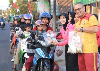 Polres Seruyan kembali menghadirkan kepedulian sosial melalui kegiatan Jumat Berkah dengan membagikan paket sembako kepada masyarakat yang membutuhkan di Jalan S. Parman, Desa Persil Raya, Kecamatan Seruyan Hilir, Kabupaten Seruyan, Jumat (28/8/2026) sekitar pukul 15.30 WIB.