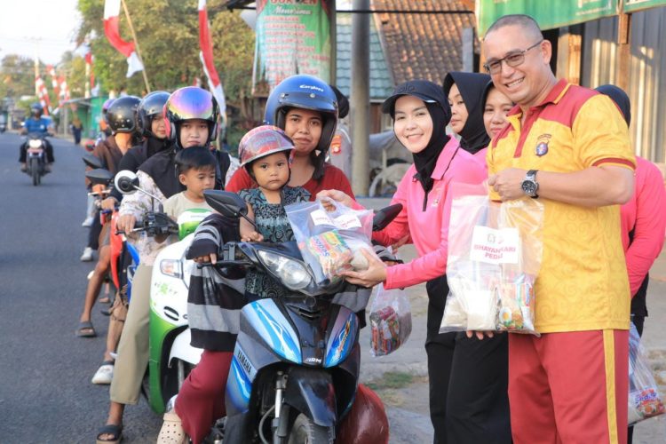 Polres Seruyan kembali menghadirkan kepedulian sosial melalui kegiatan Jumat Berkah dengan membagikan paket sembako kepada masyarakat yang membutuhkan di Jalan S. Parman, Desa Persil Raya, Kecamatan Seruyan Hilir, Kabupaten Seruyan, Jumat (28/8/2026) sekitar pukul 15.30 WIB.