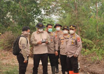 Kapolda Kalimantan Tengah (Kalteng) Irjen Pol Iwan Kurniawan, turun langsung ke lapangan untuk memadamkan Kebakaran Hutan dan Lahan (Karhutla) yang terjadi di wilayah Kota Palangka Raya. Titik yang menjadi sasaran adalah kawasan Sebangau dan Jalan Mahir Mahar. Sabtu (29/8/2026).