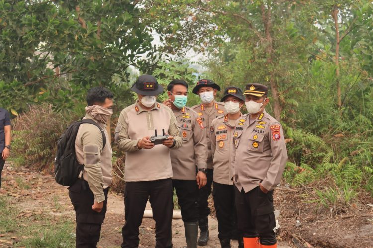 Kapolda Kalimantan Tengah (Kalteng) Irjen Pol Iwan Kurniawan, turun langsung ke lapangan untuk memadamkan Kebakaran Hutan dan Lahan (Karhutla) yang terjadi di wilayah Kota Palangka Raya. Titik yang menjadi sasaran adalah kawasan Sebangau dan Jalan Mahir Mahar. Sabtu (29/8/2026).