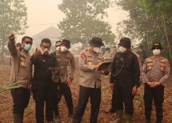 Kapolda Kalimantan Tengah Irjen Pol Iwan Kurniawan turun langsung memantau titik api di kawasan Jalan Mahir Mahar, Kota Palangka Raya. Minggu (30/8/2026).