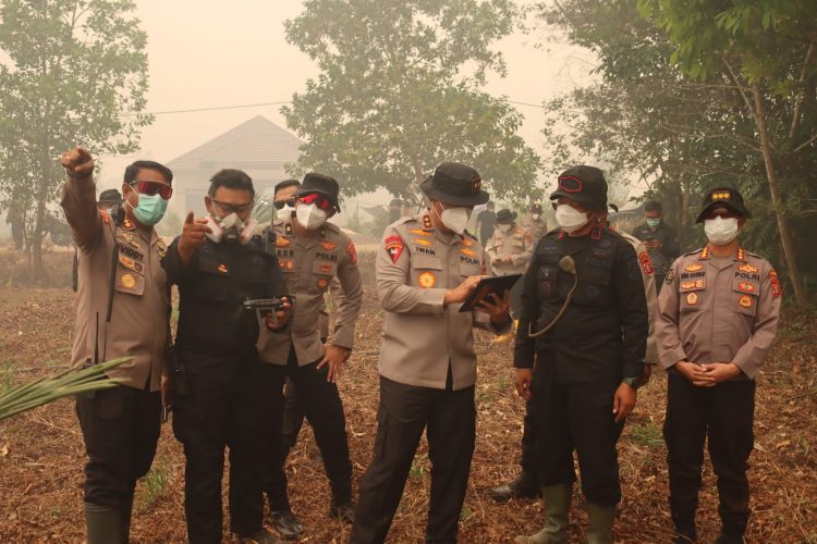 Kapolda Kalimantan Tengah Irjen Pol Iwan Kurniawan turun langsung memantau titik api di kawasan Jalan Mahir Mahar, Kota Palangka Raya. Minggu (30/8/2026).