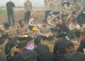 Kapolda Kalimantan Tengah Irjen Pol Iwan Kurniawan menyempatkan diri makan siang bersama personel Satgas Karhutla, Minggu (30/8/2026).